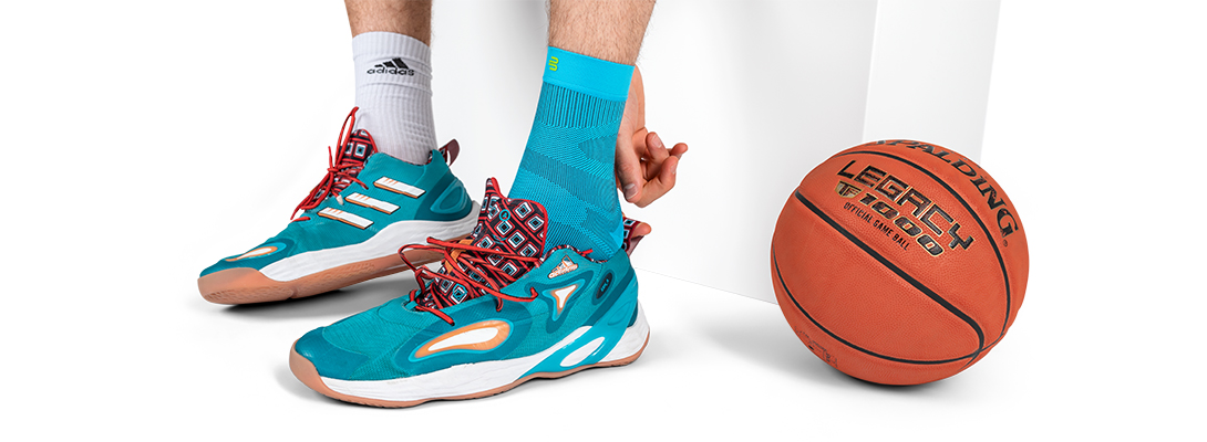 Mouwen voor basketbal Zoom op benen die mouwen dragen voor basketbal