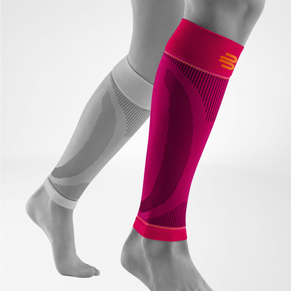 Volledig uitzicht op de roze lagere benen sportmouwen op het gestileerde grijze been